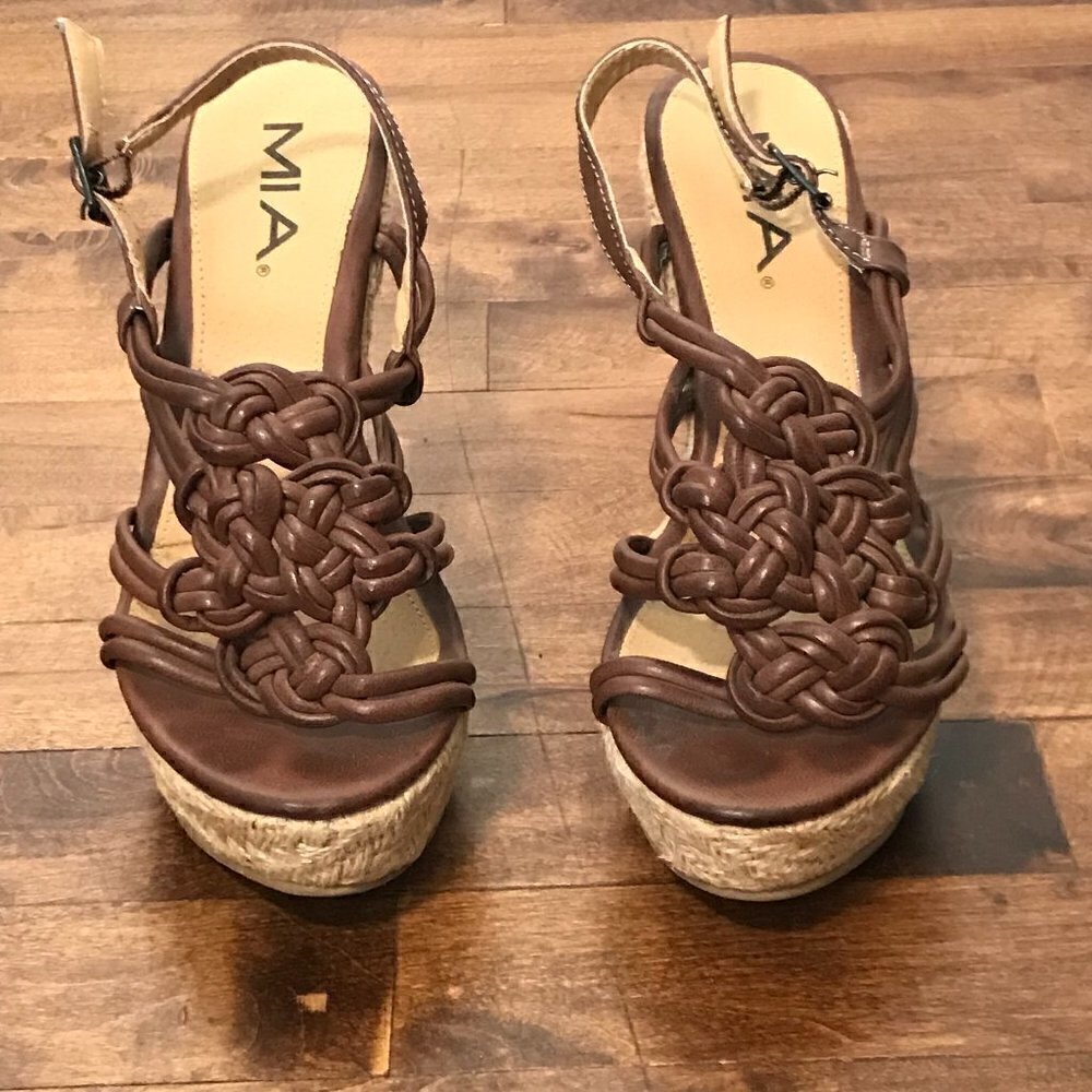 Mia brown w/ tan straw platform/wedge sandals 8.5